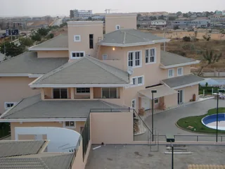 Villa 4 chambres avec piscine · Ngaliema thumbnail 1