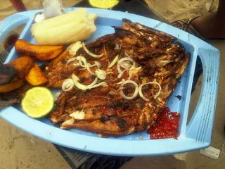 Poisson braisé et bananes plantains